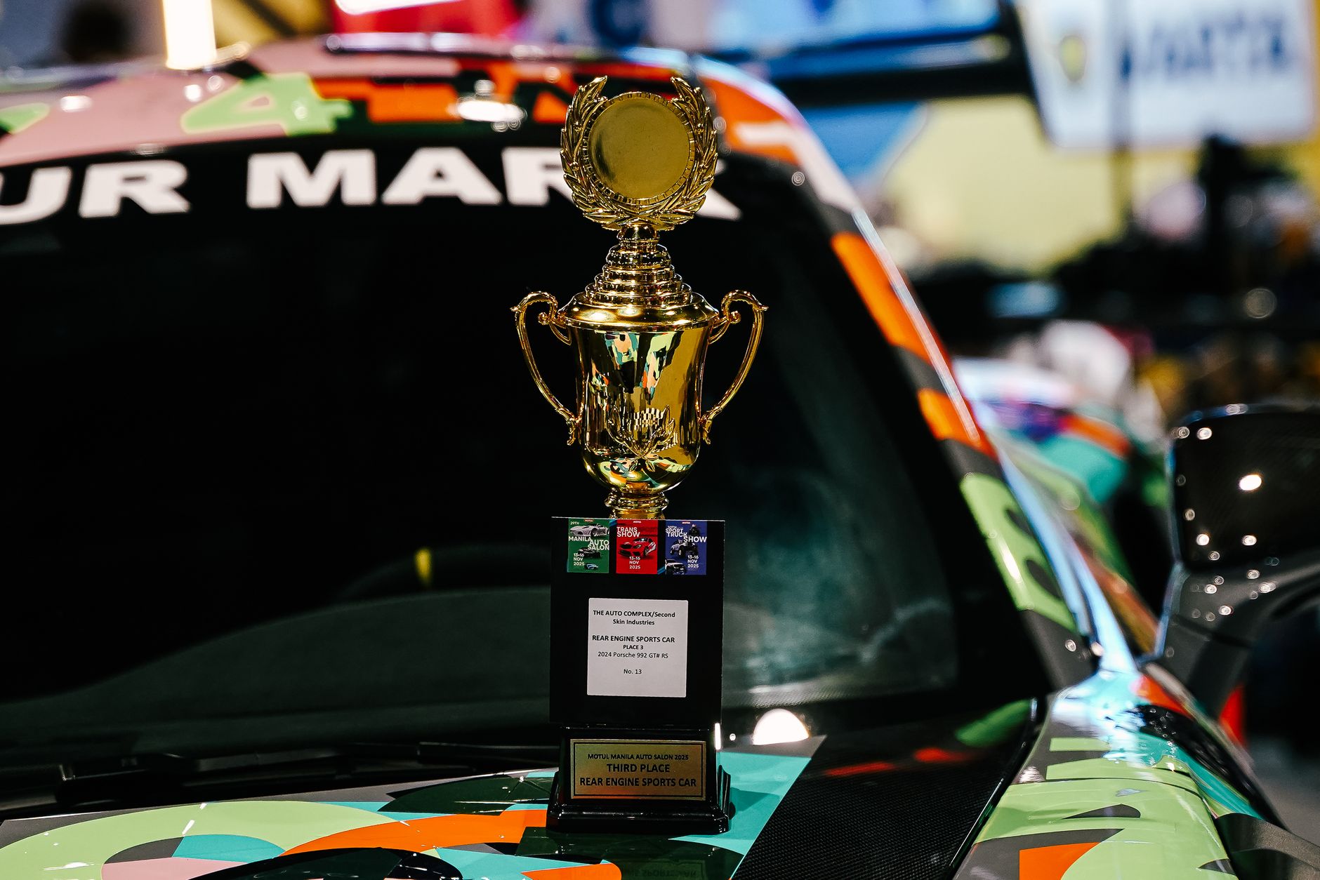 Pokaler fra en motorsportssæson på en hylde