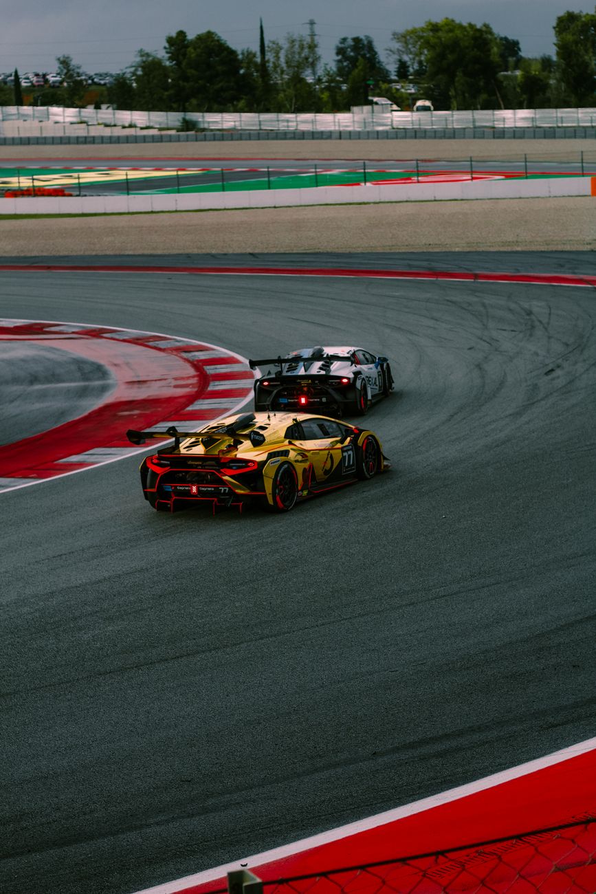 Racerbil der kører gennem en sving på banen